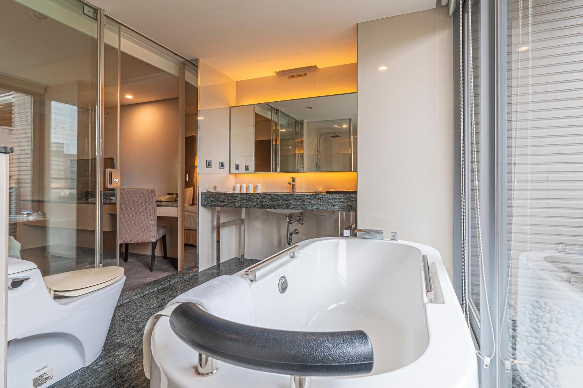 Check Inn Select Taichung Dadun Esterno foto